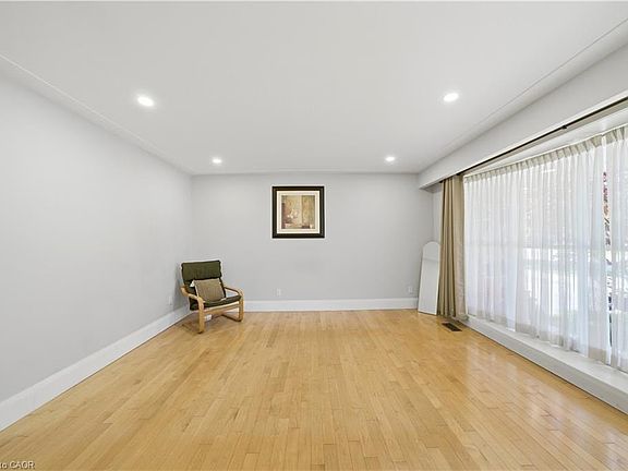 3rd image of 82 Stoney Brook Dr