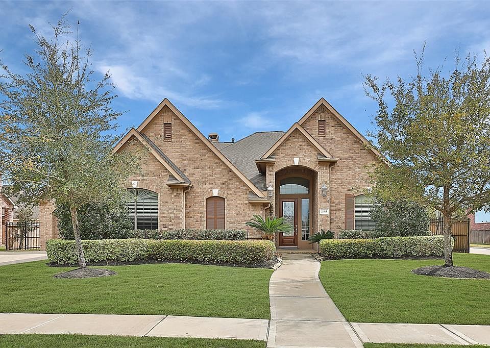 Welcome to the beautiful master planned community of Fairfield. Lakes and amenities galore! This home is located on a corner lot of a cul-de-sac street with very low traffic. Bus drops kids at the corner!