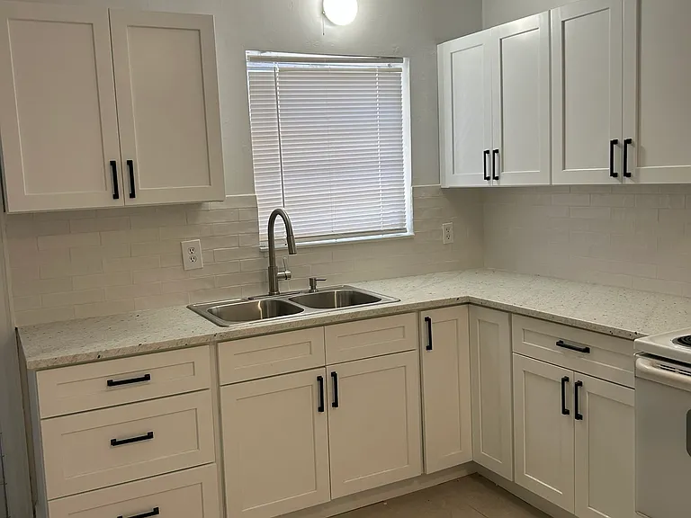 905 N M St — Photo 1