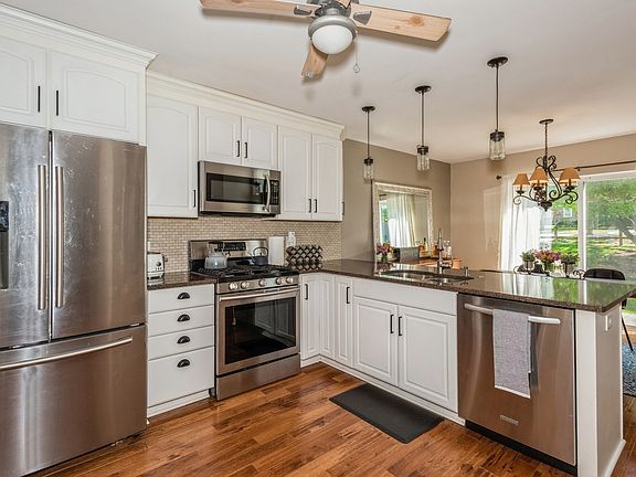 5th image of 1121 Lillian Ln
