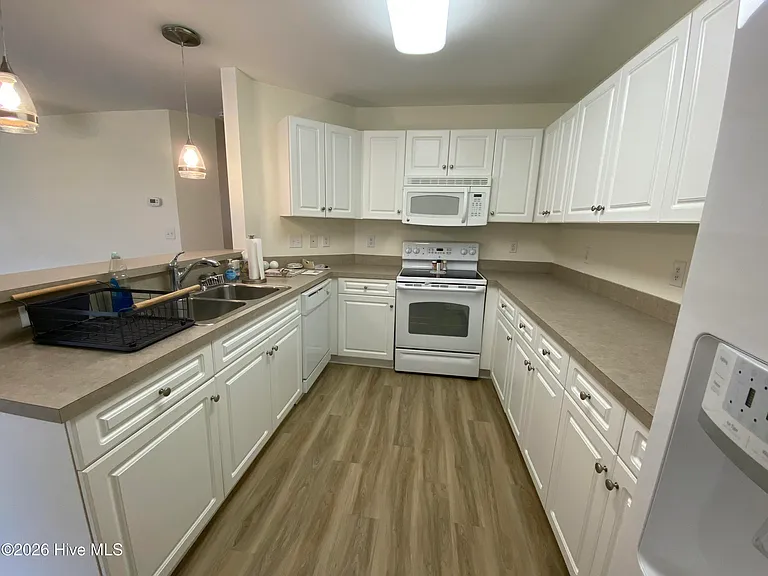 1041 Bridgeport Way — Photo 10
