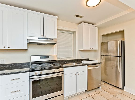 2nd image of 1133 W Wrightwood Ave #G