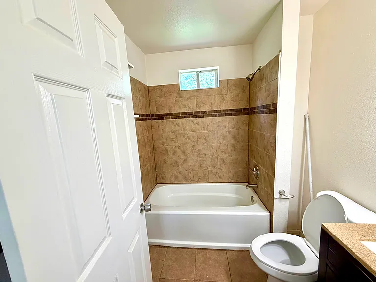 515 Bangor Dr — Photo 9