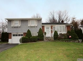 34 Pickwick Dr N, Syosset, NY 11791