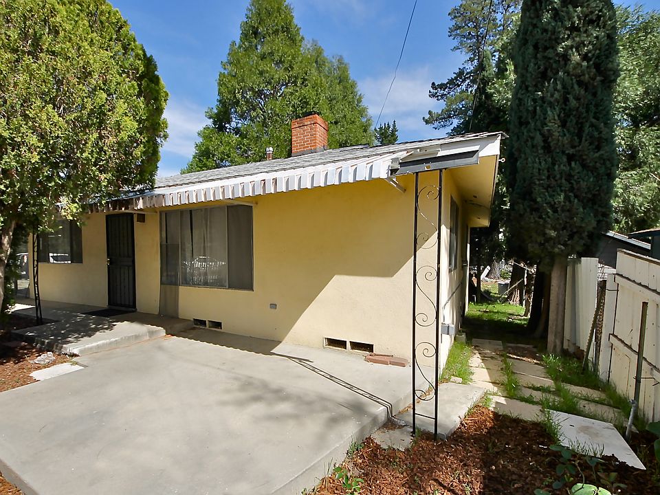 1-story home @ end of street