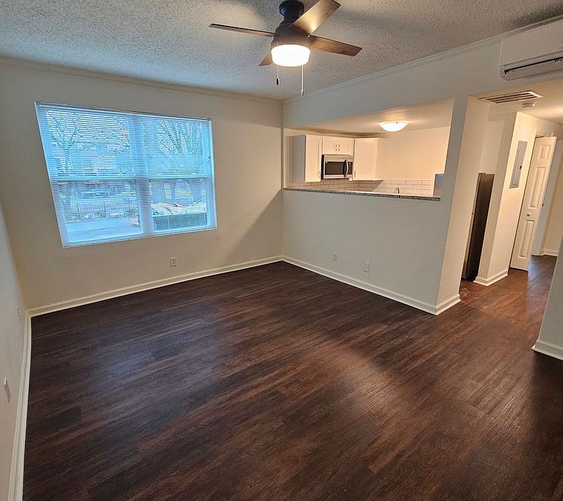 1st image of 411 Parkway Dr NE #106