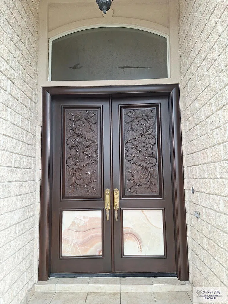 3 bed, 2.0 bath, 1983 sqft, $2,850 — Photo 3
