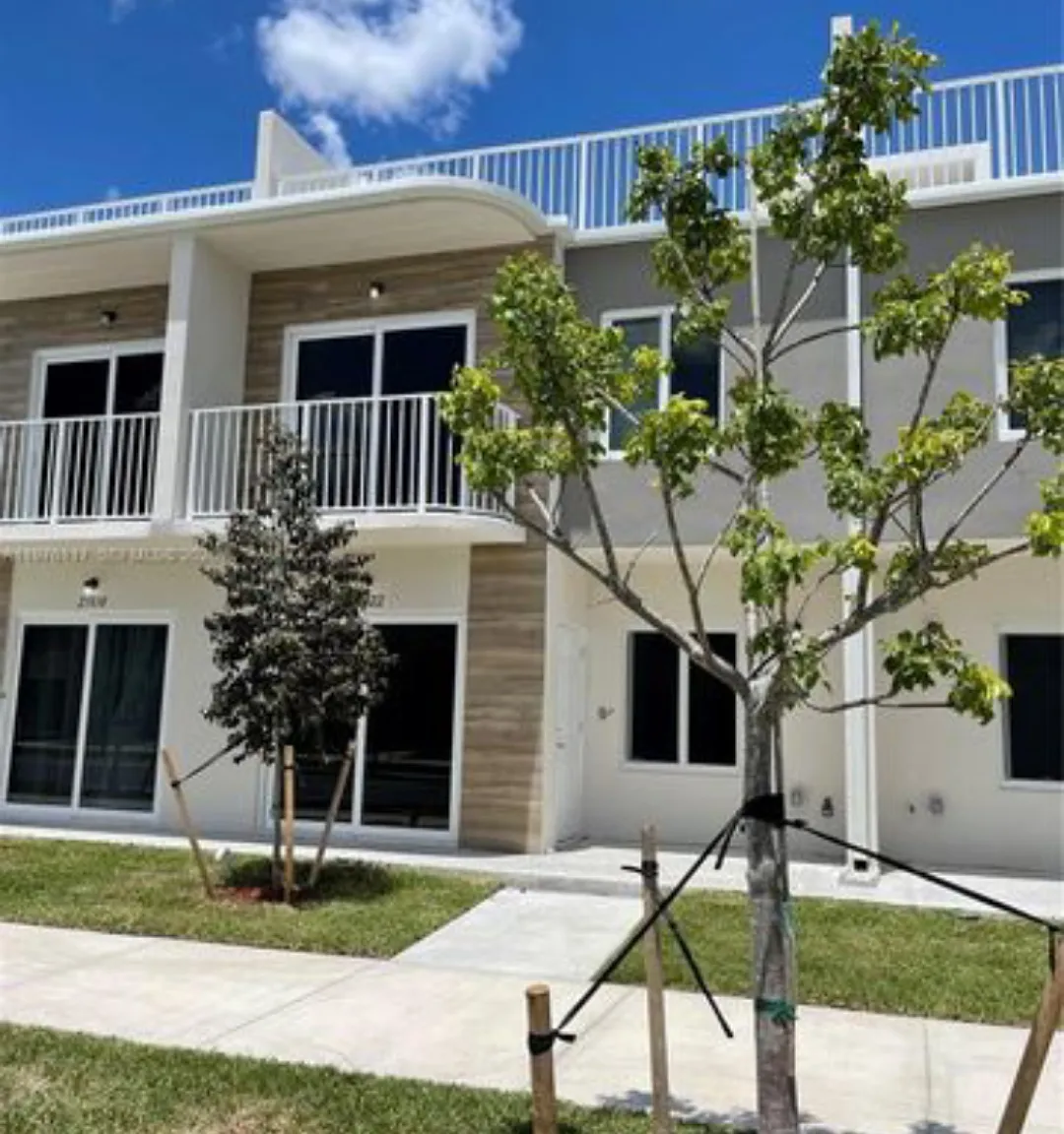4 bed, 3.5 bath, 1398 sqft, $2,700 — Photo 2