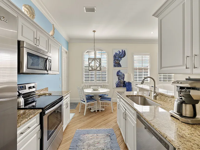 kitchen & breakfast area
