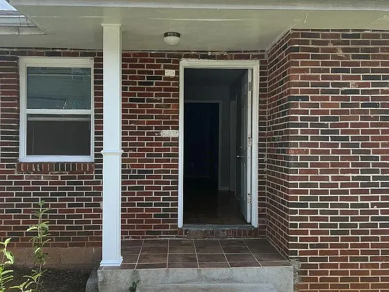 3 bed, 1.0 bath, 4256 sqft, $1,875 — Photo 2