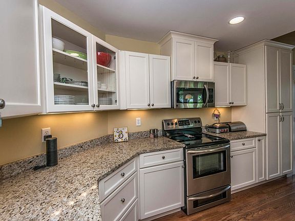 5th image of 1392 Southlake Dr