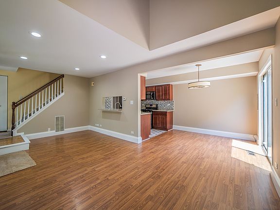 5th image of 255 Acorn Dr