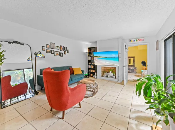 824 Springdale Circle, Palm Springs, FL 33461