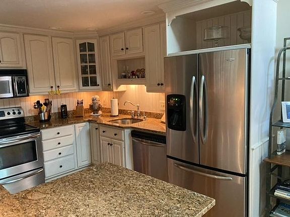 Kitchen, granite countertops, stainless steel appliances