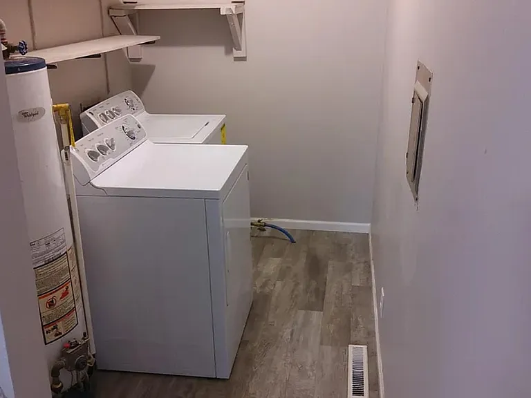1412 Queens Way — Photo 2