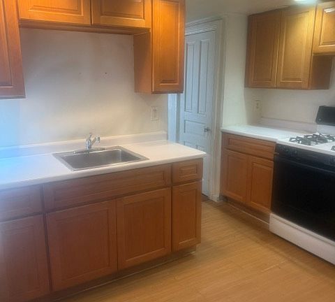 3rd image of 208 N 9th St APT 1