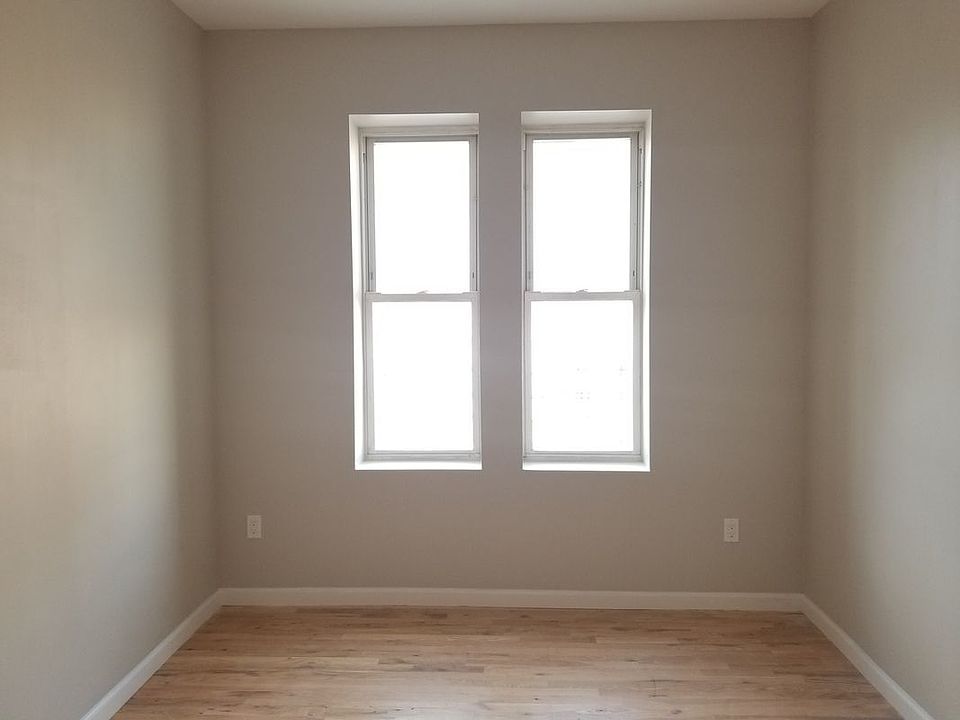2nd image of 1361 Park Pl #2