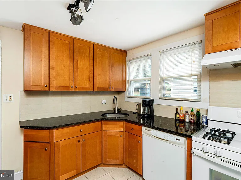 96 Linden Ln #1 — Photo 12