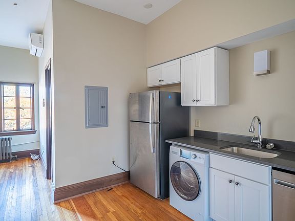 3rd image of 330 Linwood Ave #201