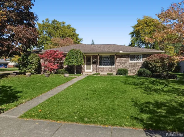 2341 Newbedford Dr, Troy, MI 48085
