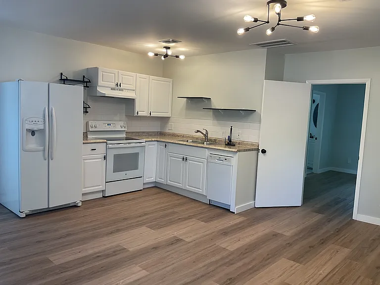 28 Sebastian Ave #D — Photo 4
