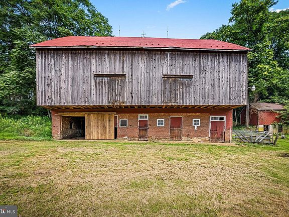 2nd image of 16756 Mount Airy Rd