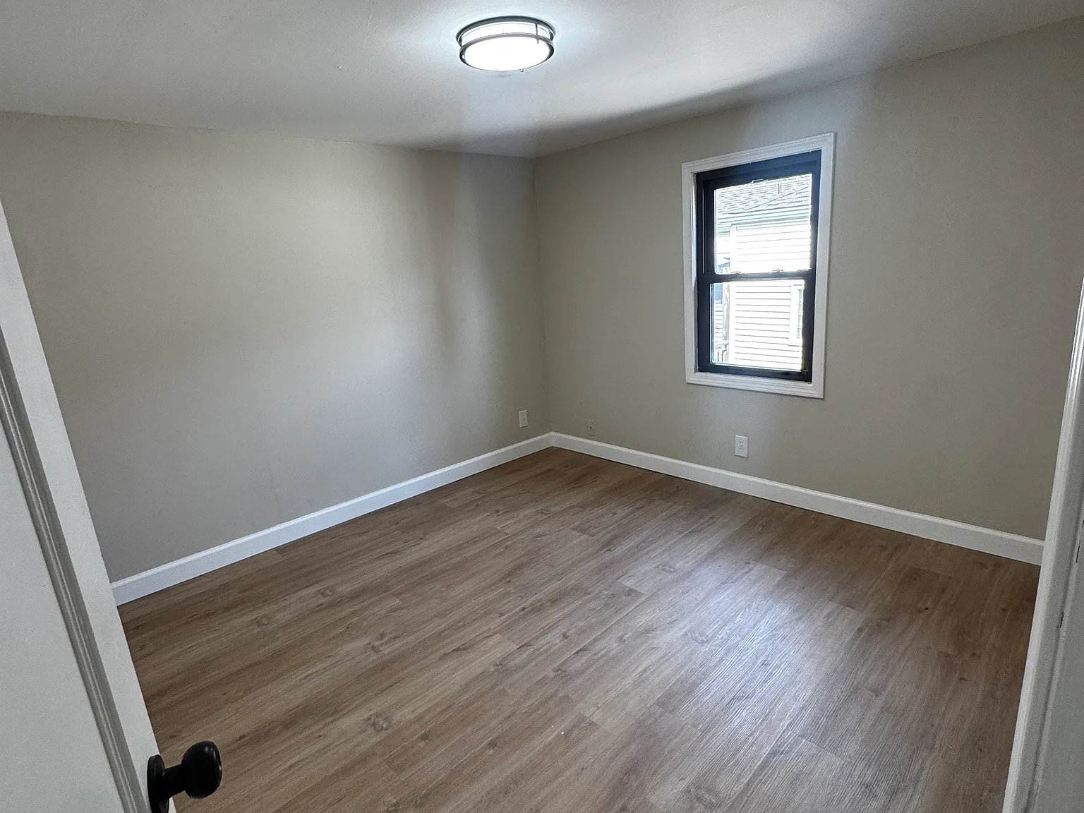 3 bed, 1200 sqft, $2,100 — Photo 4