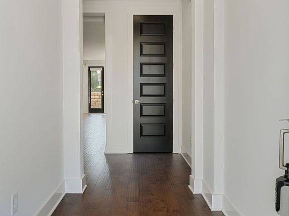 5th image of 2013 Blackstone Dr