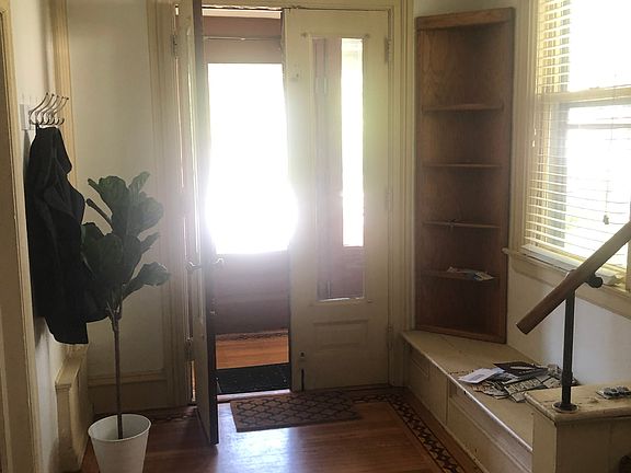 3rd image of 821 6th St SE APT 3
