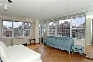 3rd image of 1065 Park Ave