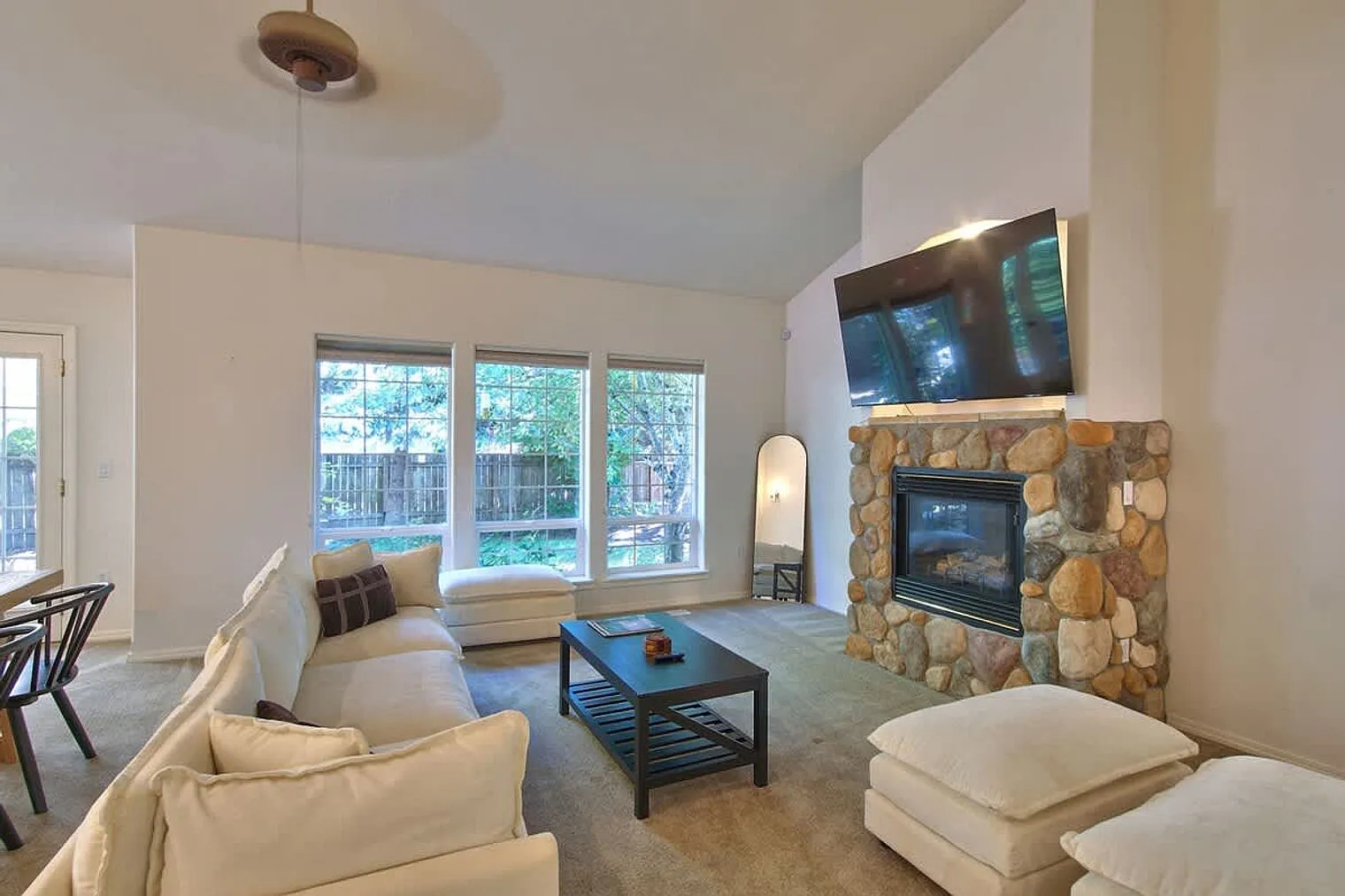 3 bed, 2.0 bath, 1539 sqft, $8,233 — Photo 1