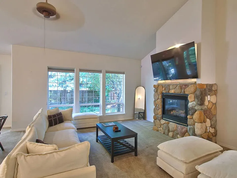 2372 NW Meadows Dr #ID1550268P