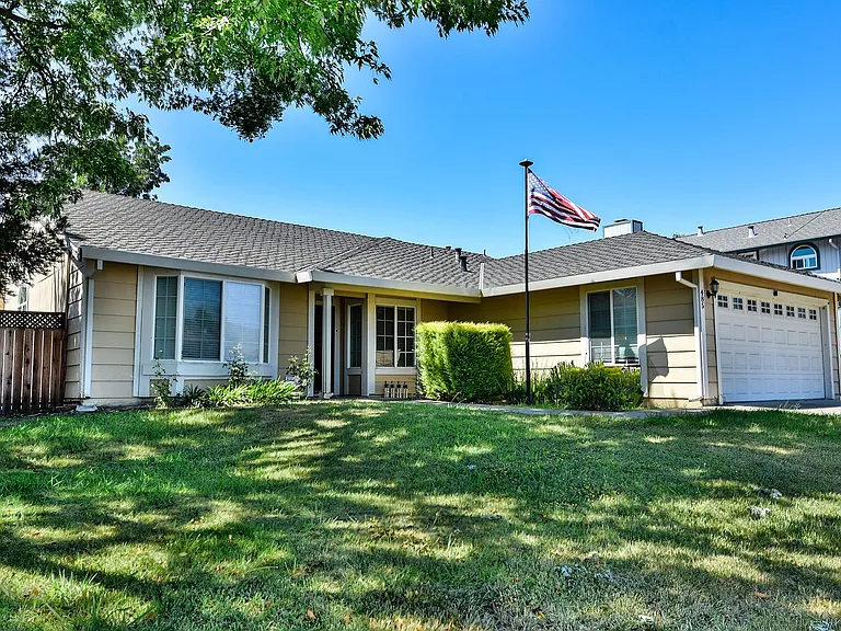 485 Deer Creek Dr — Photo 1