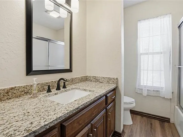 3006 NE Heritage Dr — Photo 1