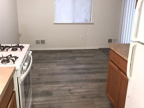 3rd image of 15815 Dupage Blvd #3