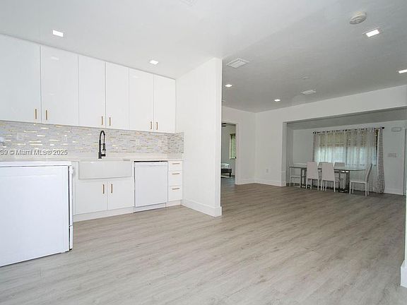 5th image of 935 NE 129th St