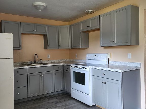 3rd image of 810 Harrington St