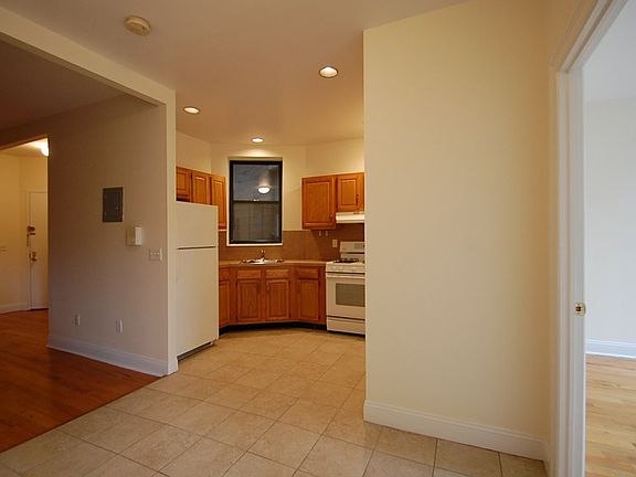 4th image of 2053 8th Ave APT 3F