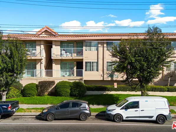 18621 Saticoy St, Reseda, CA 91335