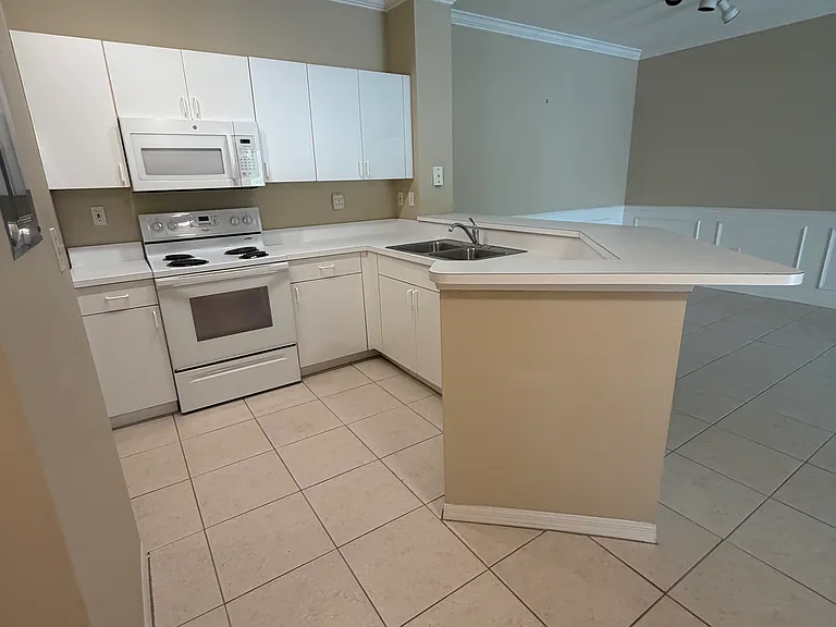 615 Fairway Dr #207 — Photo 3