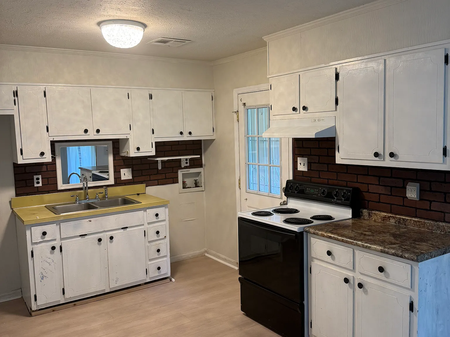 4 bed, 1.5 bath, 1161 sqft, $1,050 — Photo 2