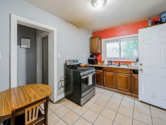 4th image of 15340 Wisconsin St