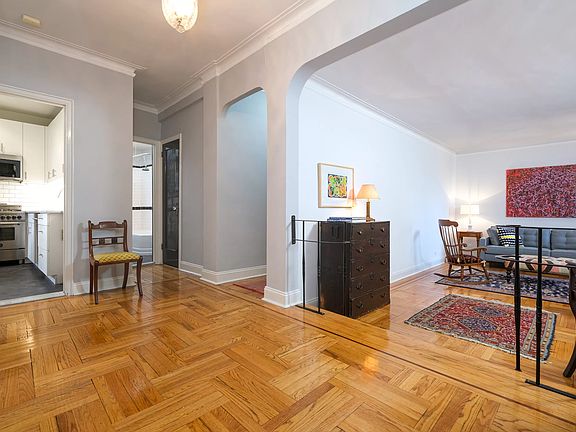 4th image of 601 Pelham Pkwy N APT 409