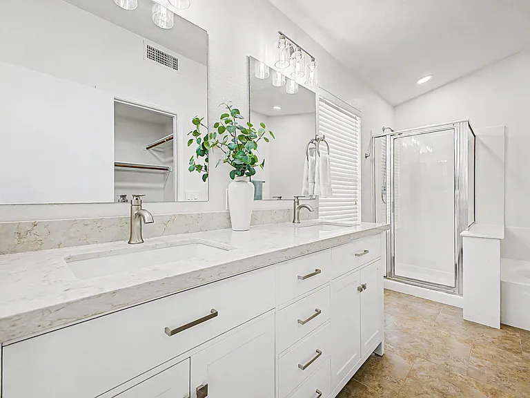 Primary en-suite bathroom