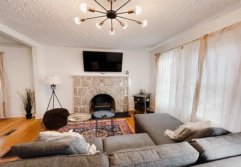 1408 Memorial Dr SE #UPSTAI — Photo 1