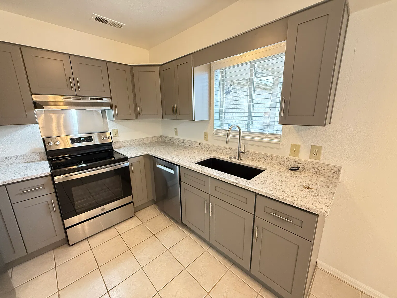 3 bed, 1394 sqft, $2,800 — Photo 4