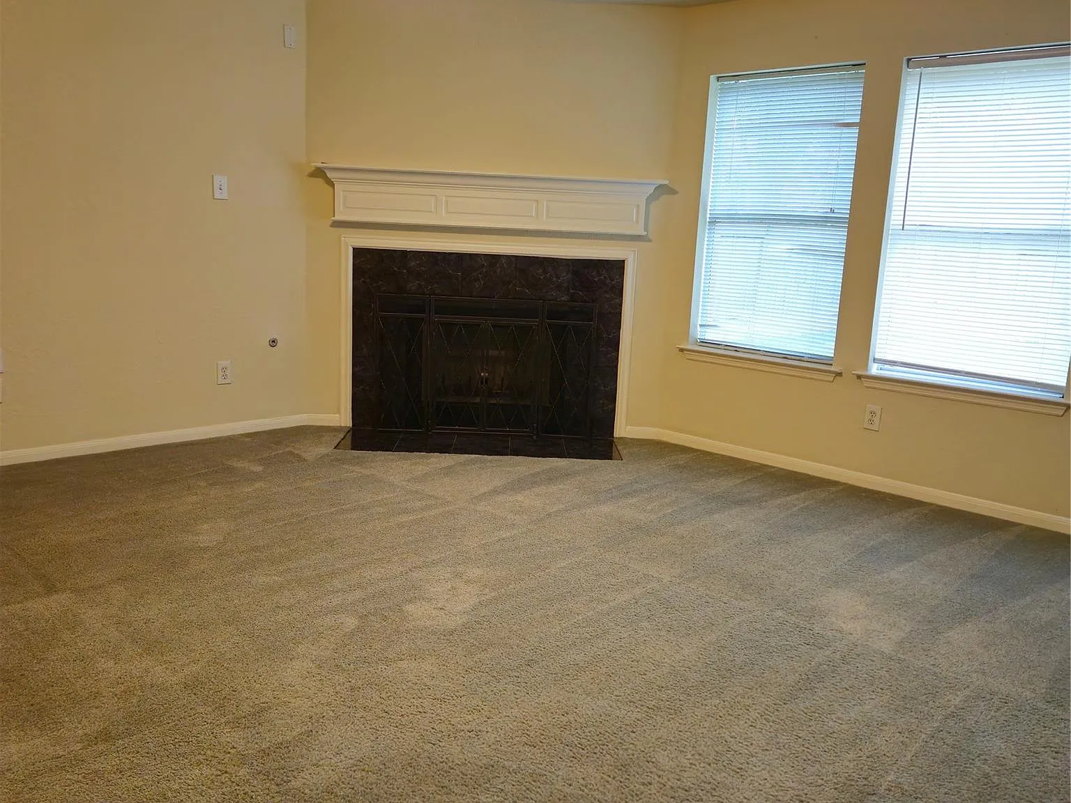 4 bed, 2.5 bath, 2355 sqft, $2,095 — Photo 3