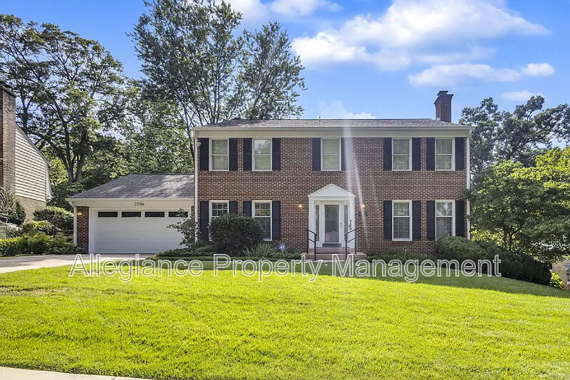 2206 Fort Ward Pl