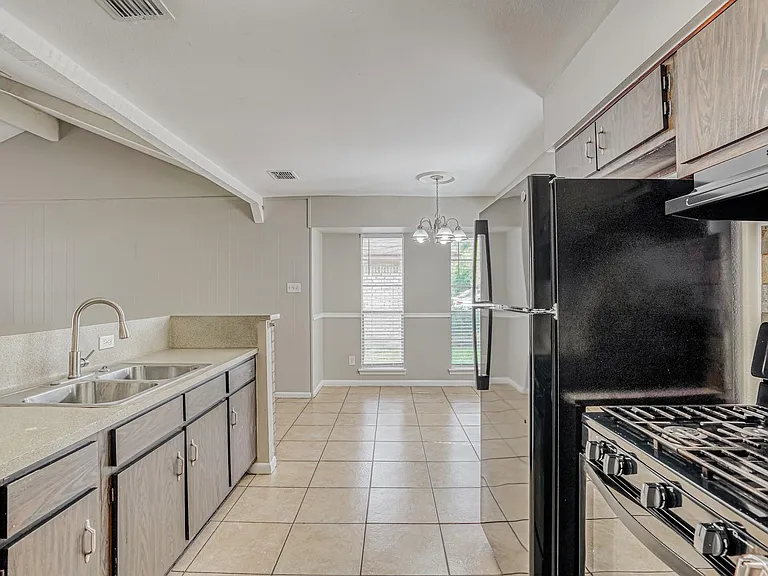 6610 Rowell Ct — Photo 9