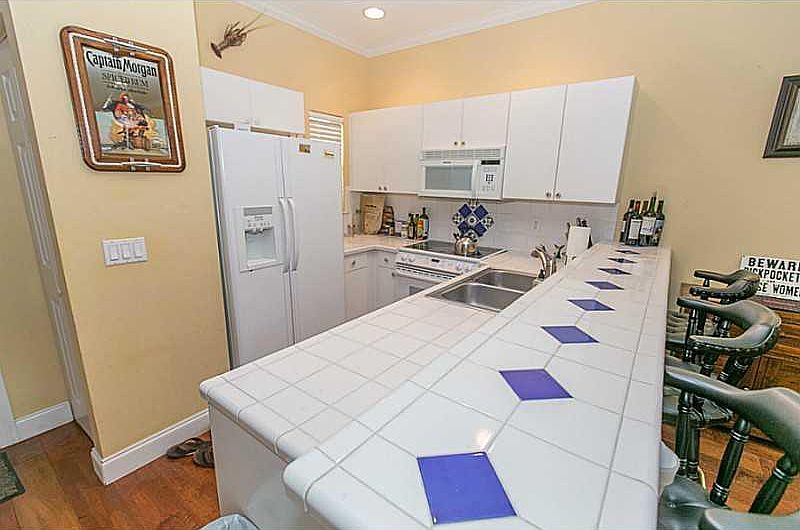 1st image of 835 NE 19th Ave APT 6